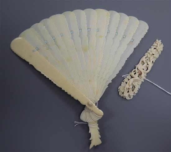 A late 19th century carved ivory fan (a.f.) 20cm long